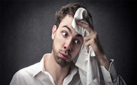 Nếu cảm thấy mồ hôi của mình bất thường như trong bài viết này, hãy đi khám bệnh ngay!